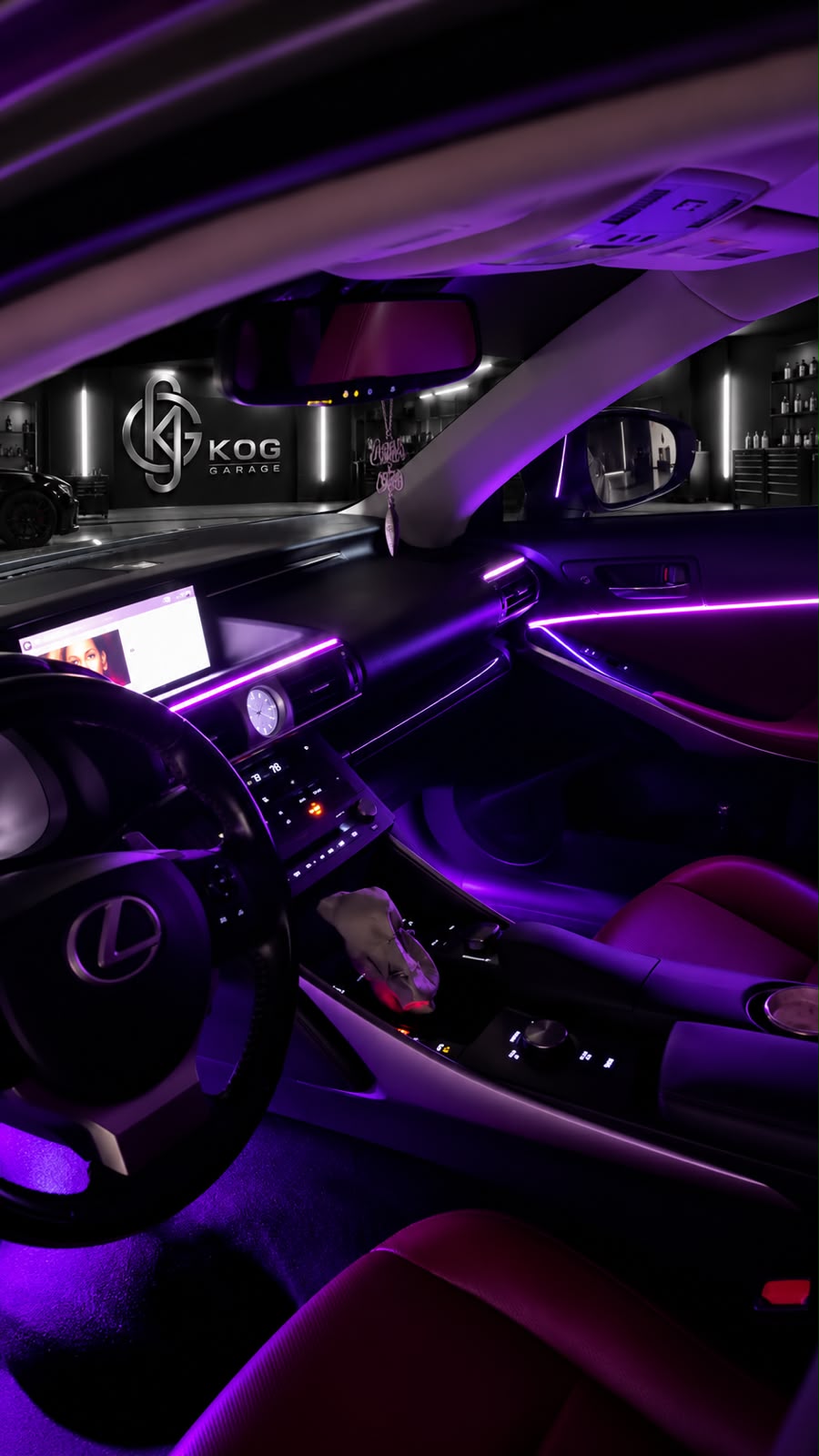 Interior con iluminación ambiental violeta instalada